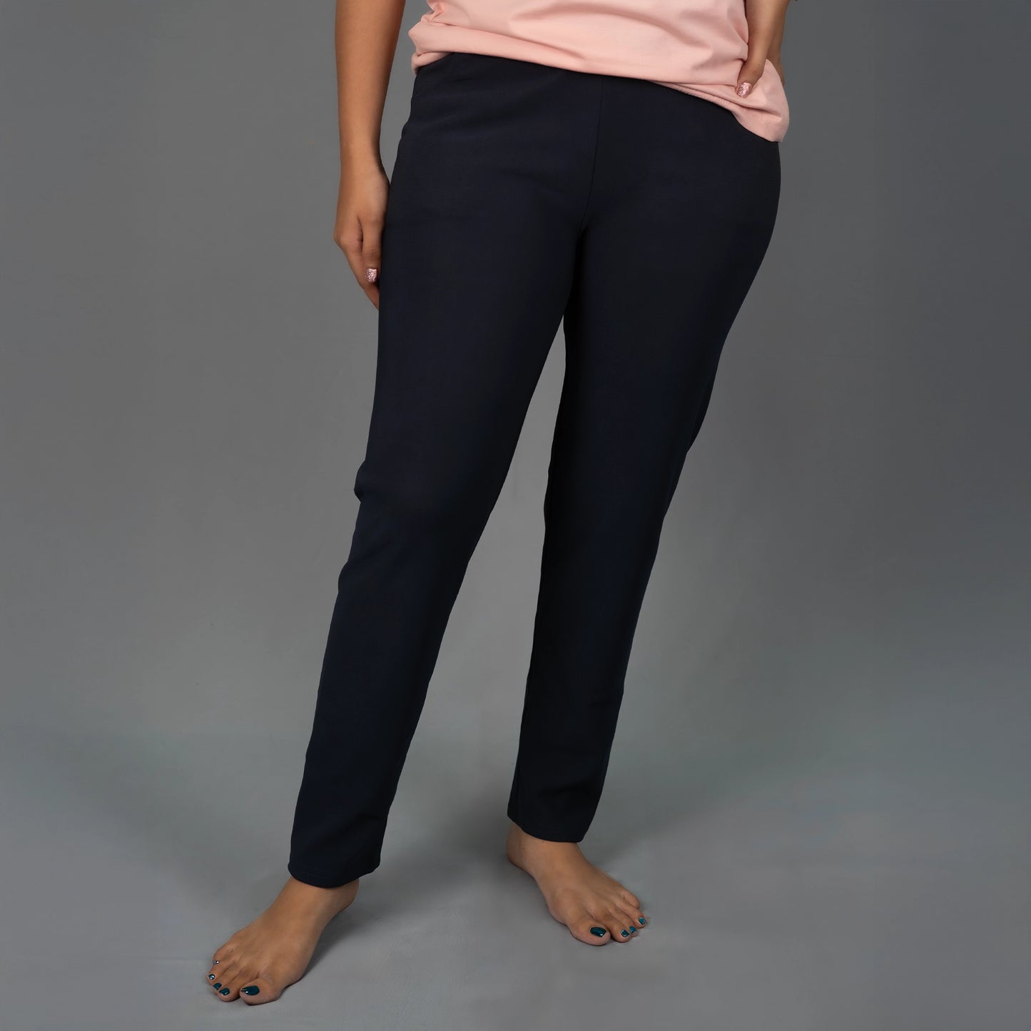 Relaxed navy blue leggings styled for workouts by Glamulous Clothing